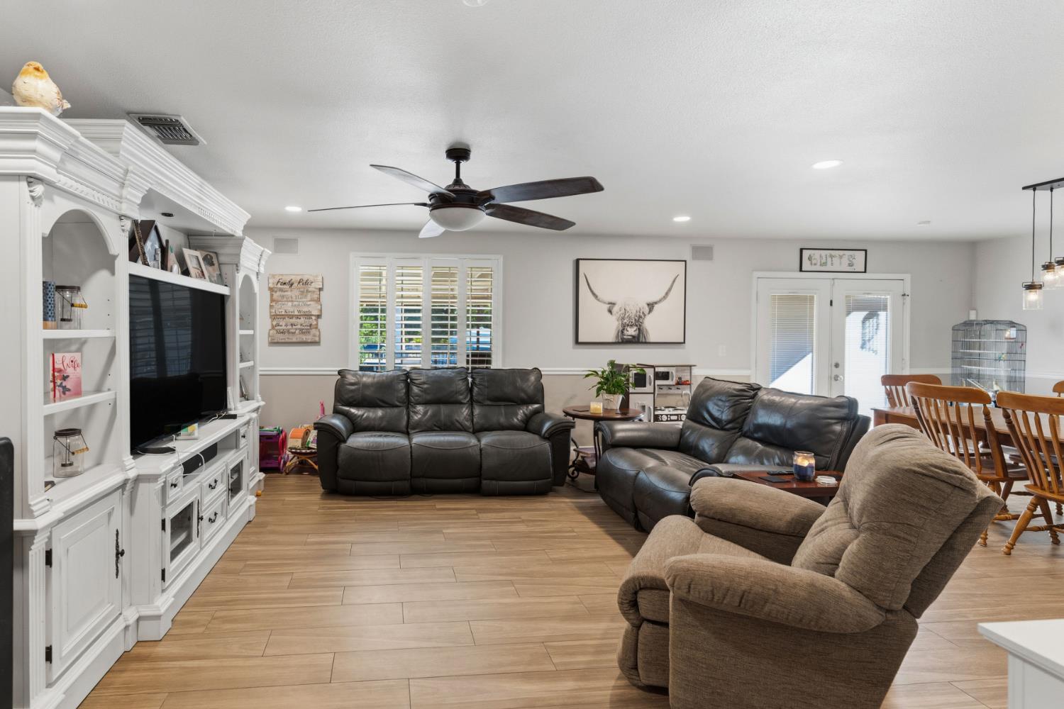 6855 Live Oak Dr, Sanger, CA 93657