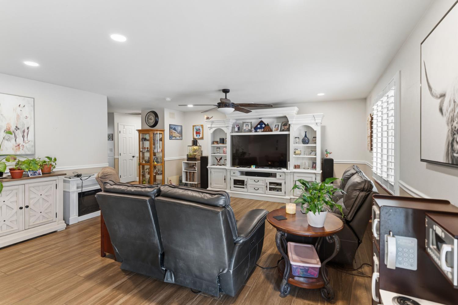 6855 Live Oak Dr, Sanger, CA 93657