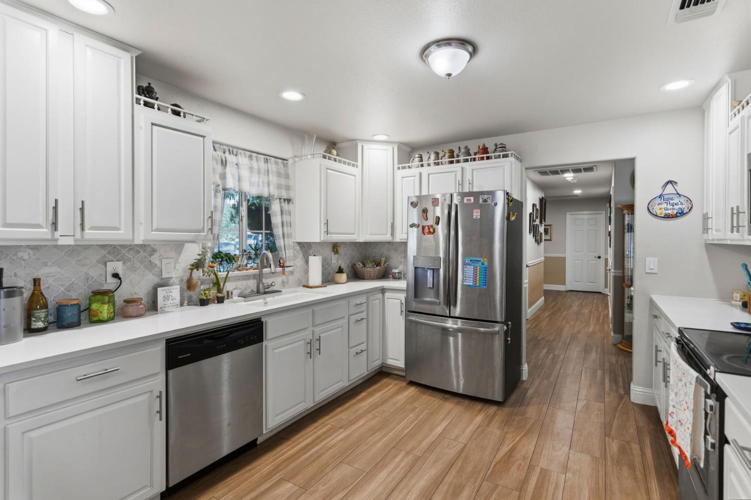 6855 Live Oak Dr, Sanger, CA 93657