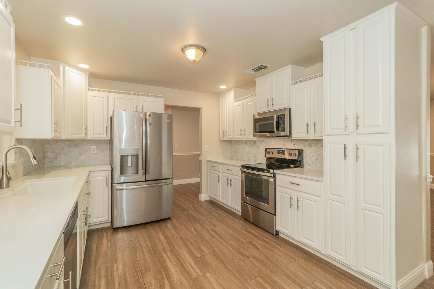 6855 Live Oak Dr, Sanger, CA 93657
