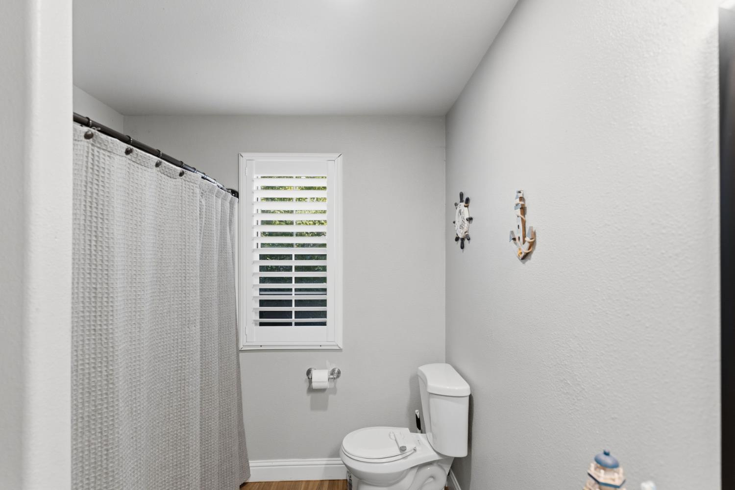 6855 Live Oak Dr, Sanger, CA 93657