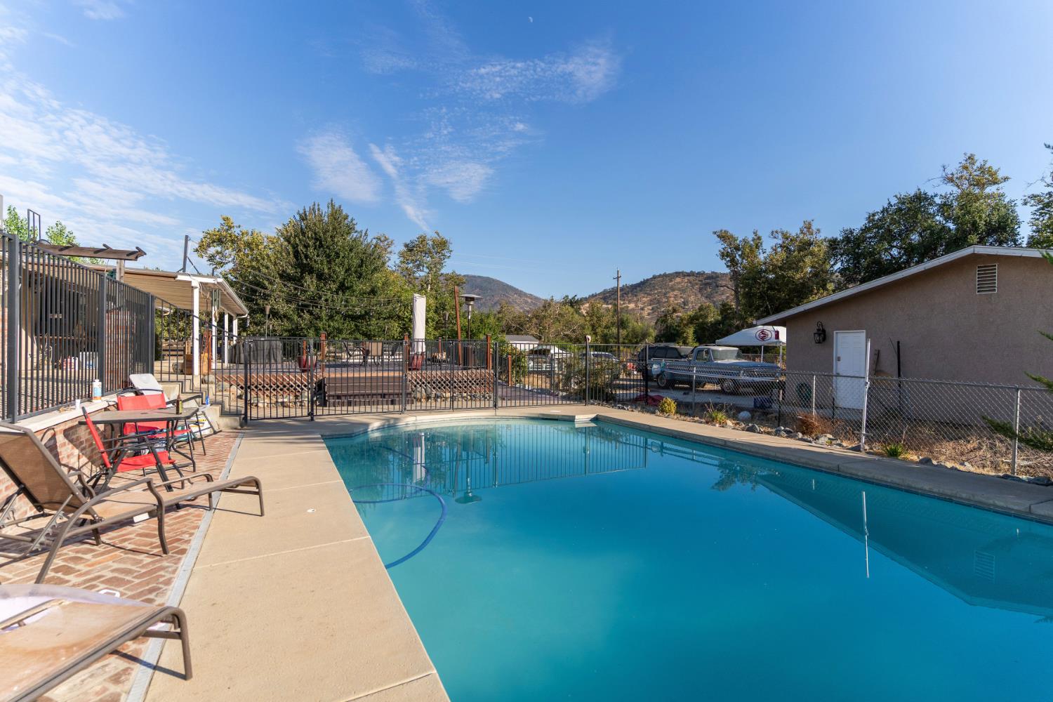 6855 Live Oak Dr, Sanger, CA 93657