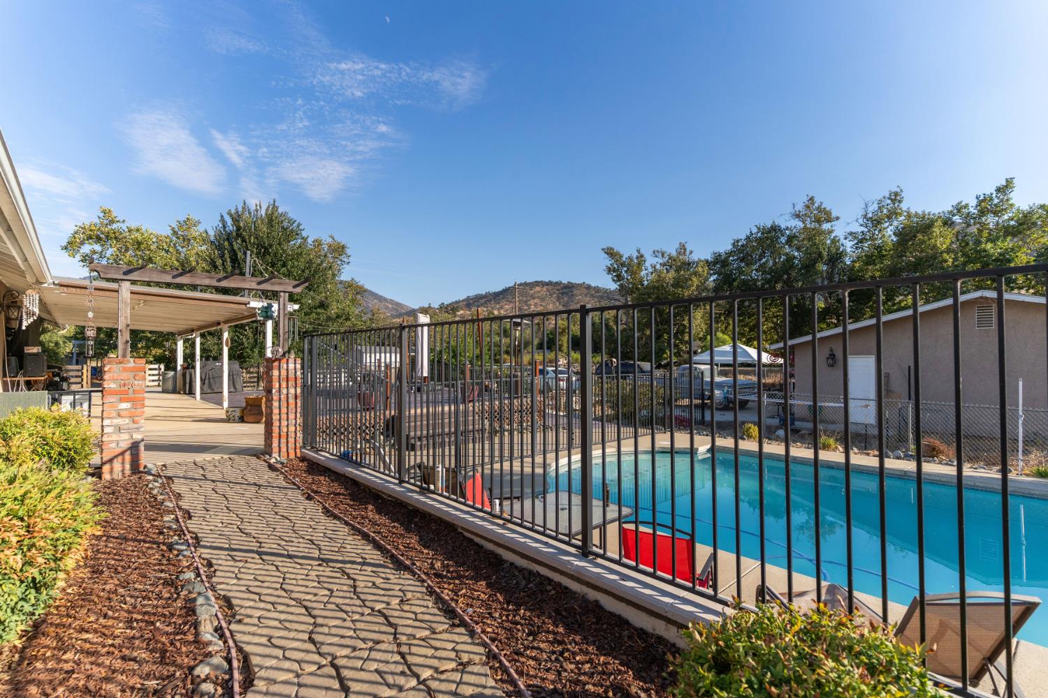 6855 Live Oak Dr, Sanger, CA 93657