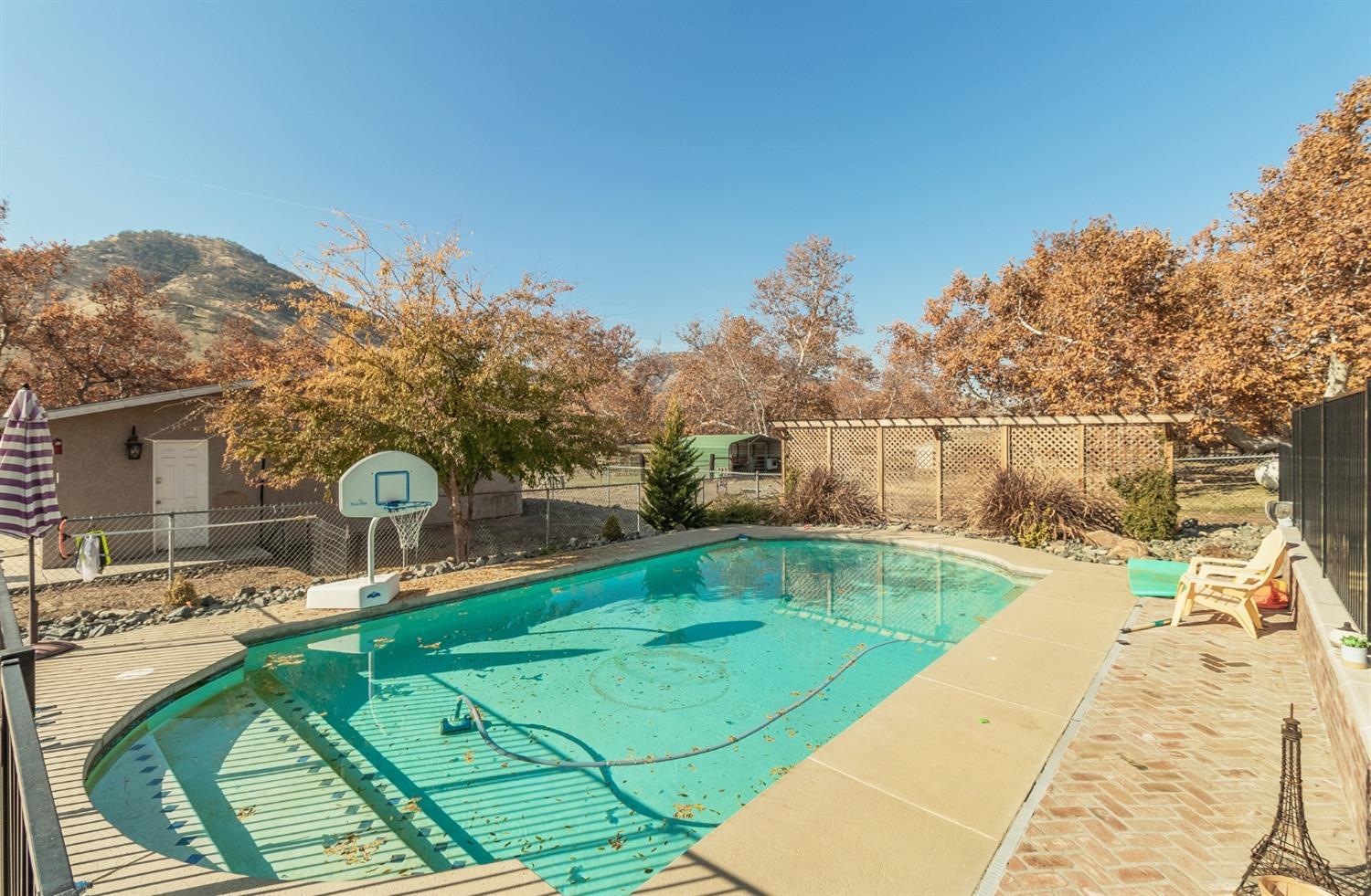 6855 Live Oak Dr, Sanger, CA 93657