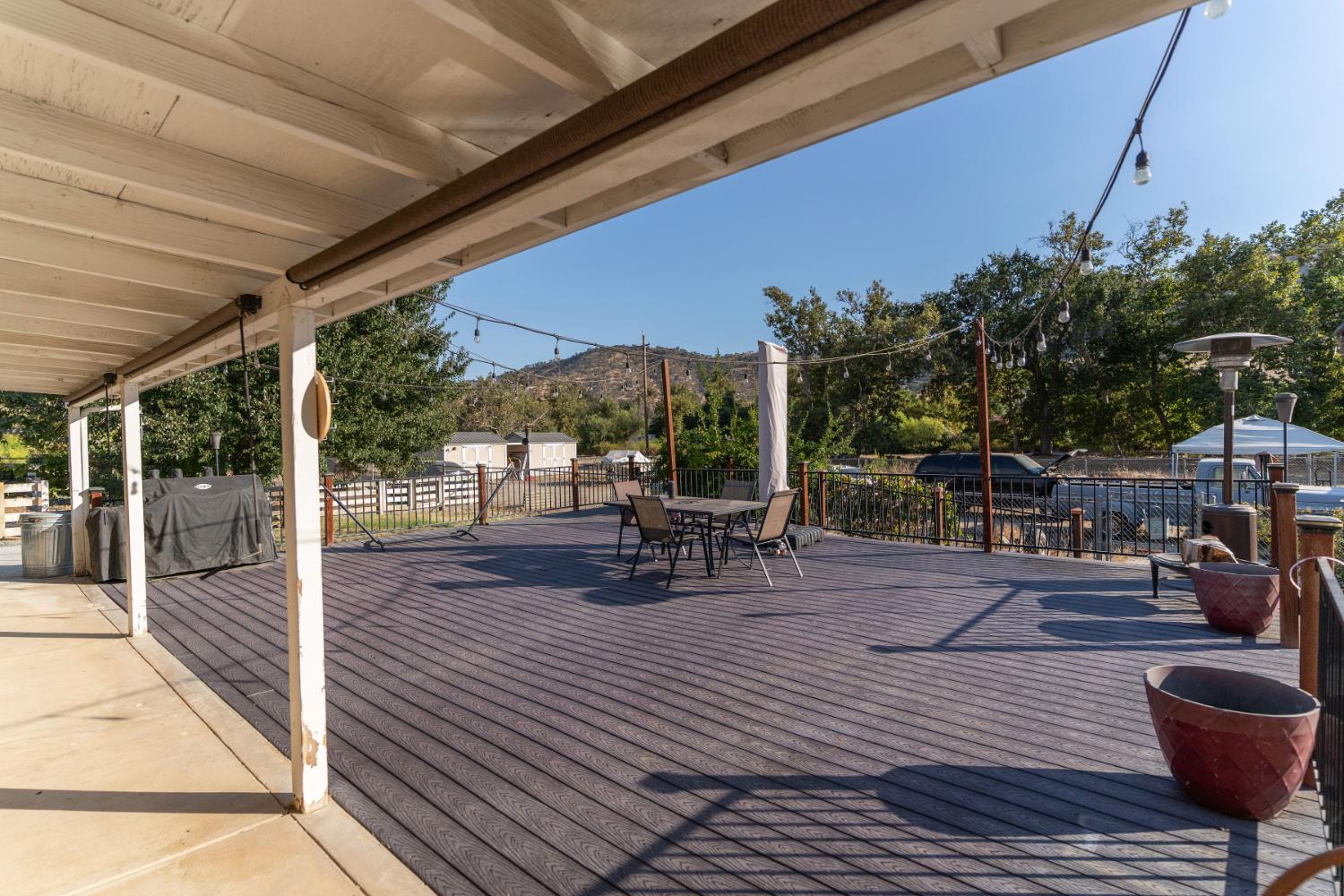 6855 Live Oak Dr, Sanger, CA 93657
