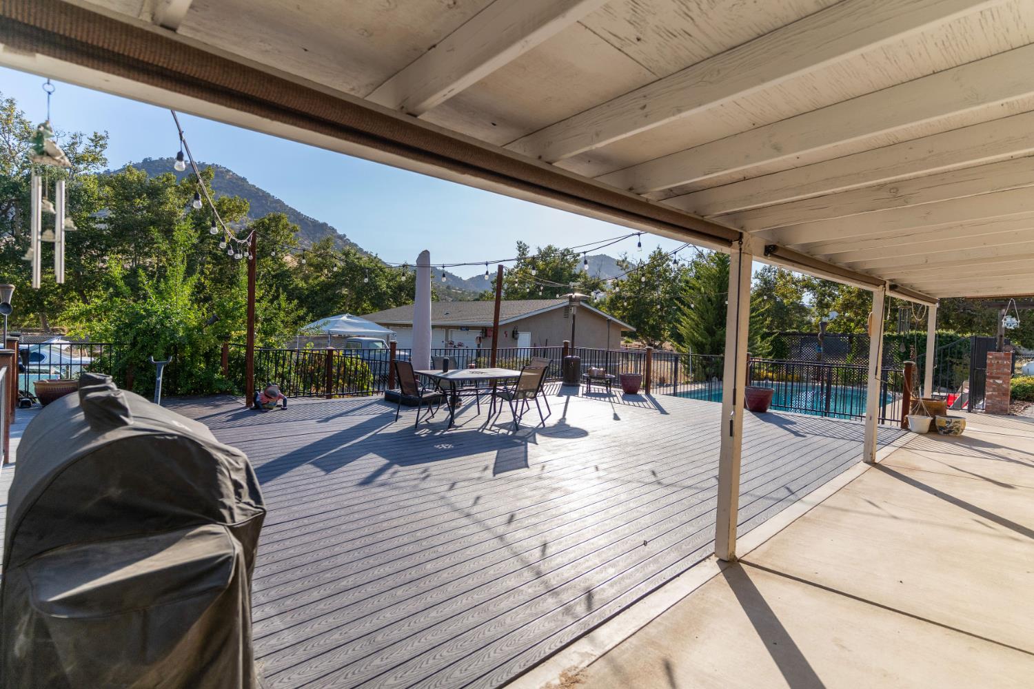 6855 Live Oak Dr, Sanger, CA 93657