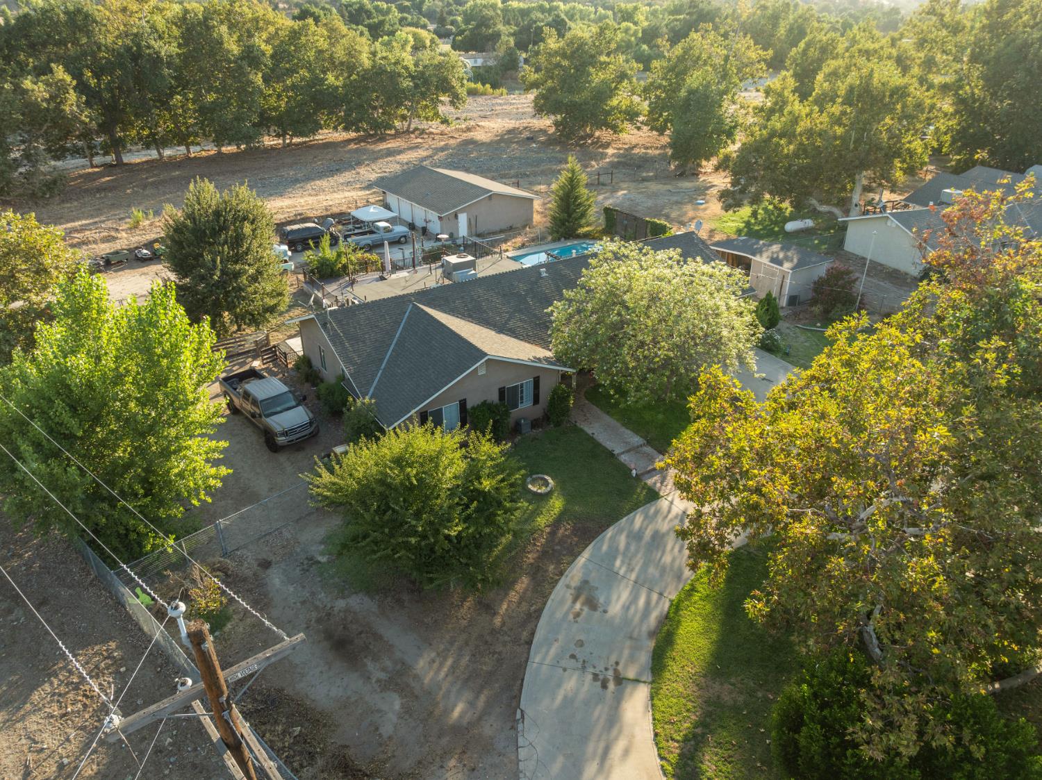 6855 Live Oak Dr, Sanger, CA 93657