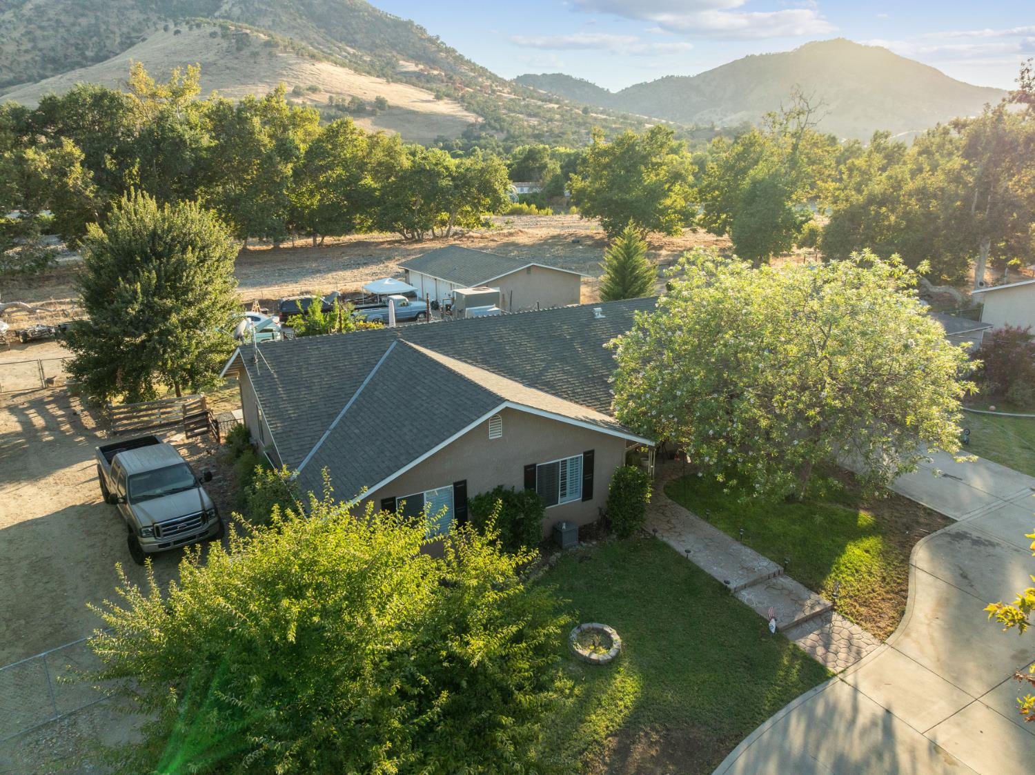 6855 Live Oak Dr, Sanger, CA 93657