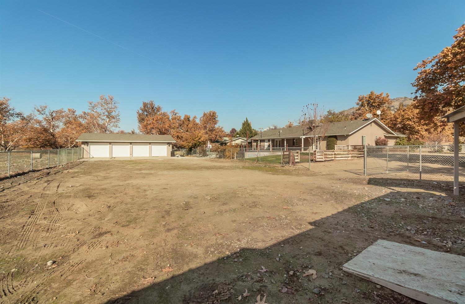 6855 Live Oak Dr, Sanger, CA 93657