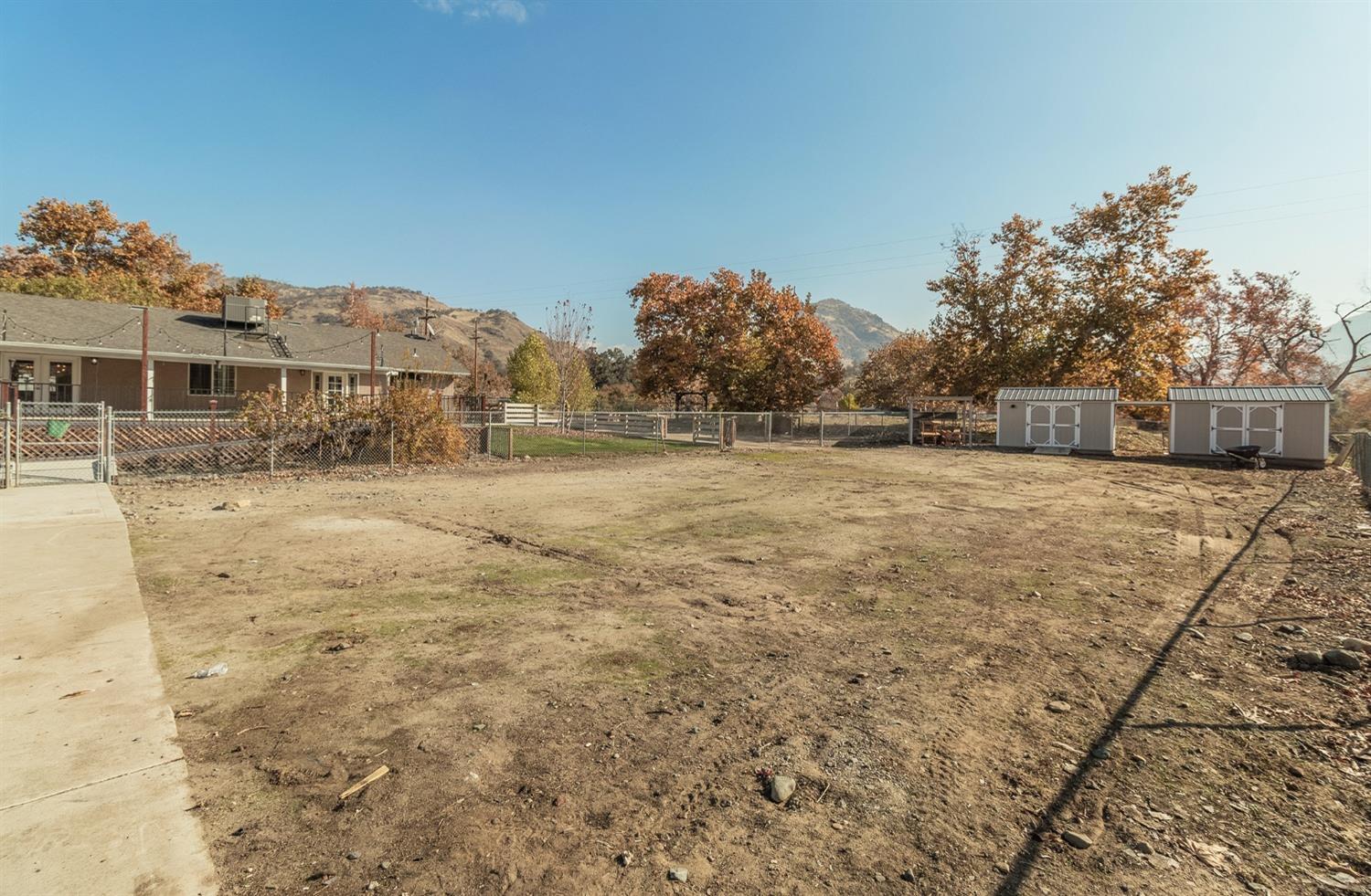 6855 Live Oak Dr, Sanger, CA 93657