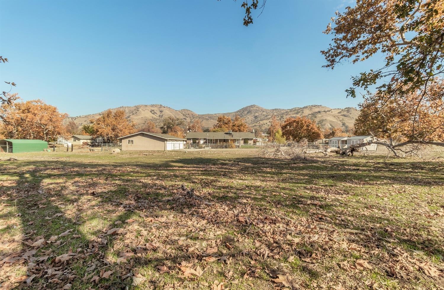 6855 Live Oak Dr, Sanger, CA 93657
