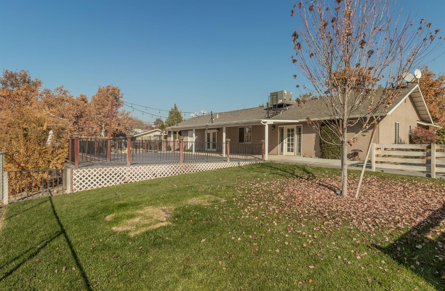 6855 Live Oak Dr, Sanger, CA 93657