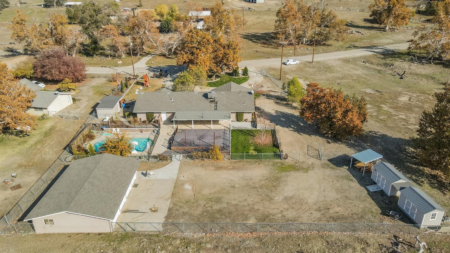 6855 Live Oak Dr, Sanger, CA 93657