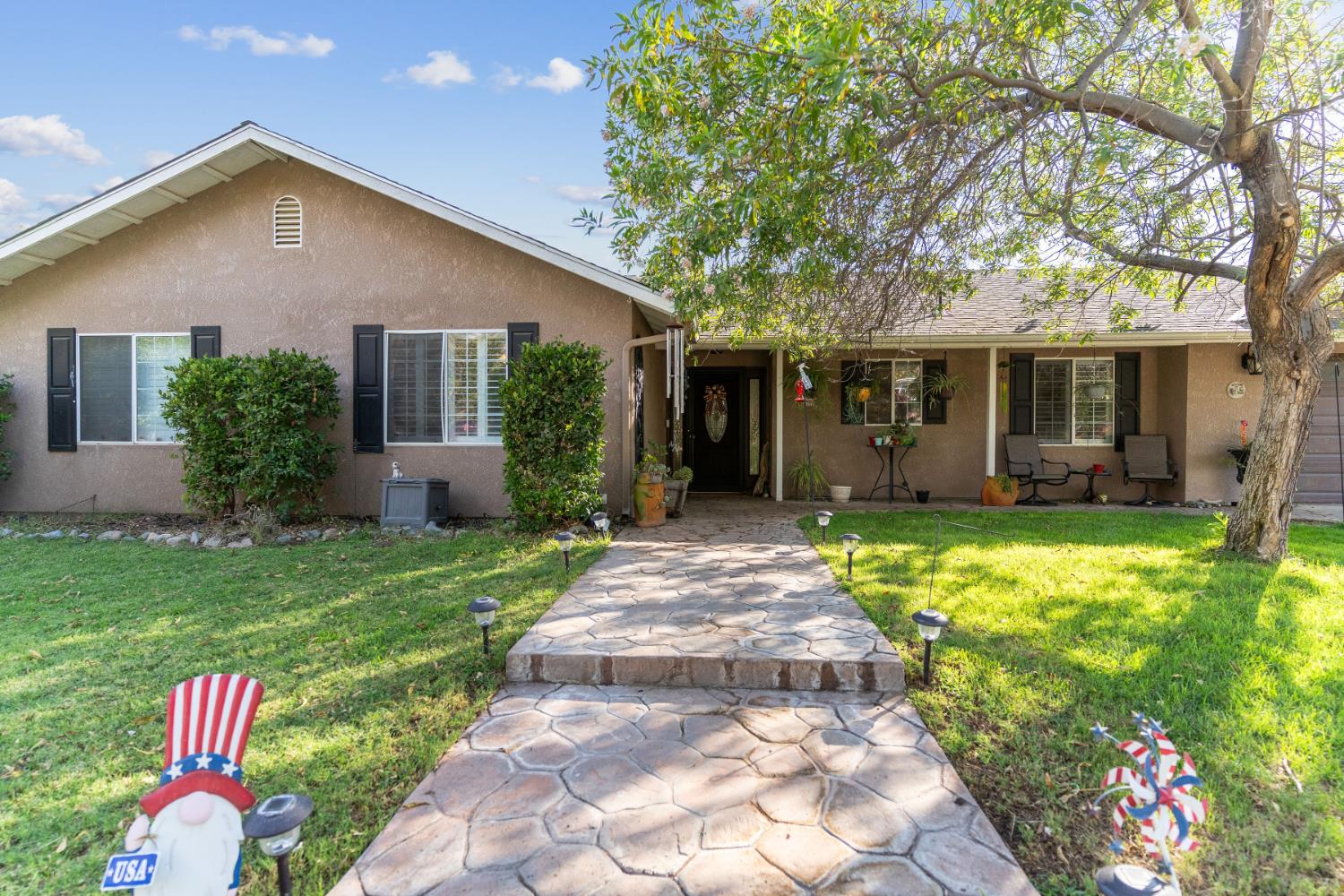 6855 Live Oak Dr, Sanger, CA 93657