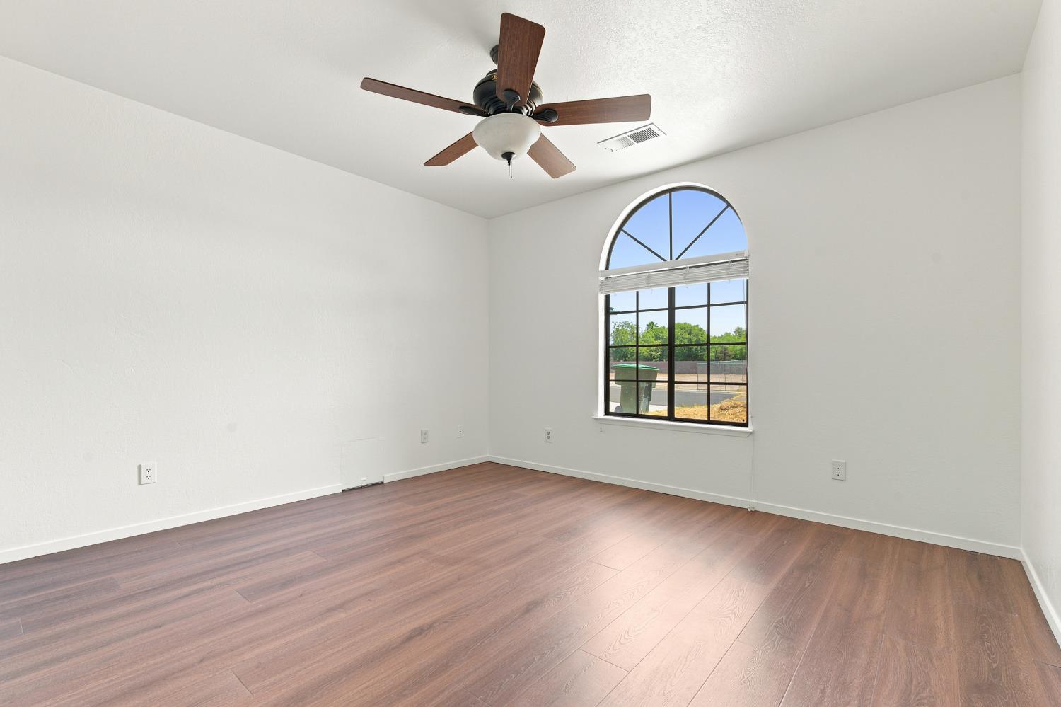 1035 N Rono St, Visalia, CA 93291