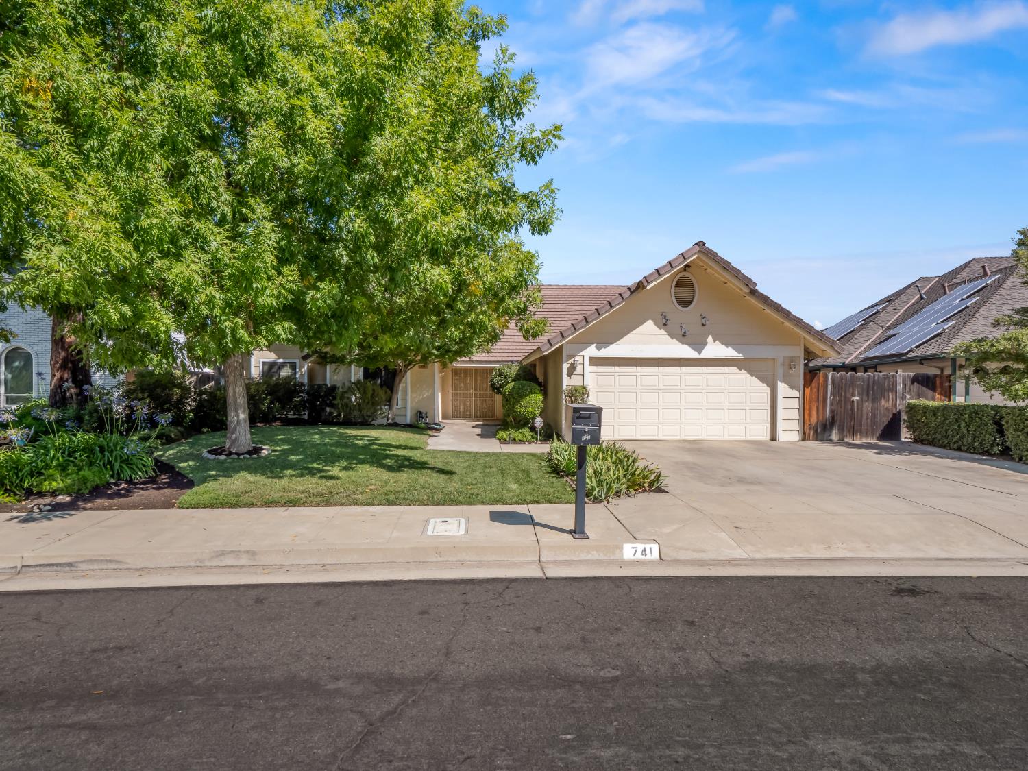 741 E Wood Duck Cir, Fresno, CA 93730