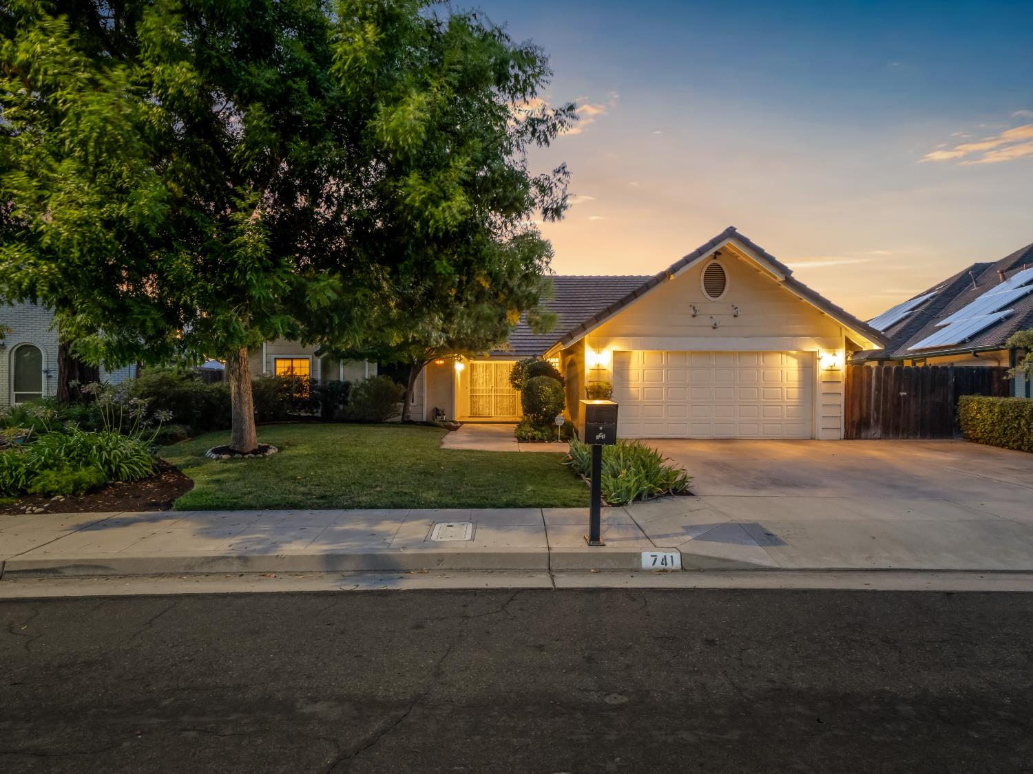 741 E Wood Duck Cir, Fresno, CA 93730