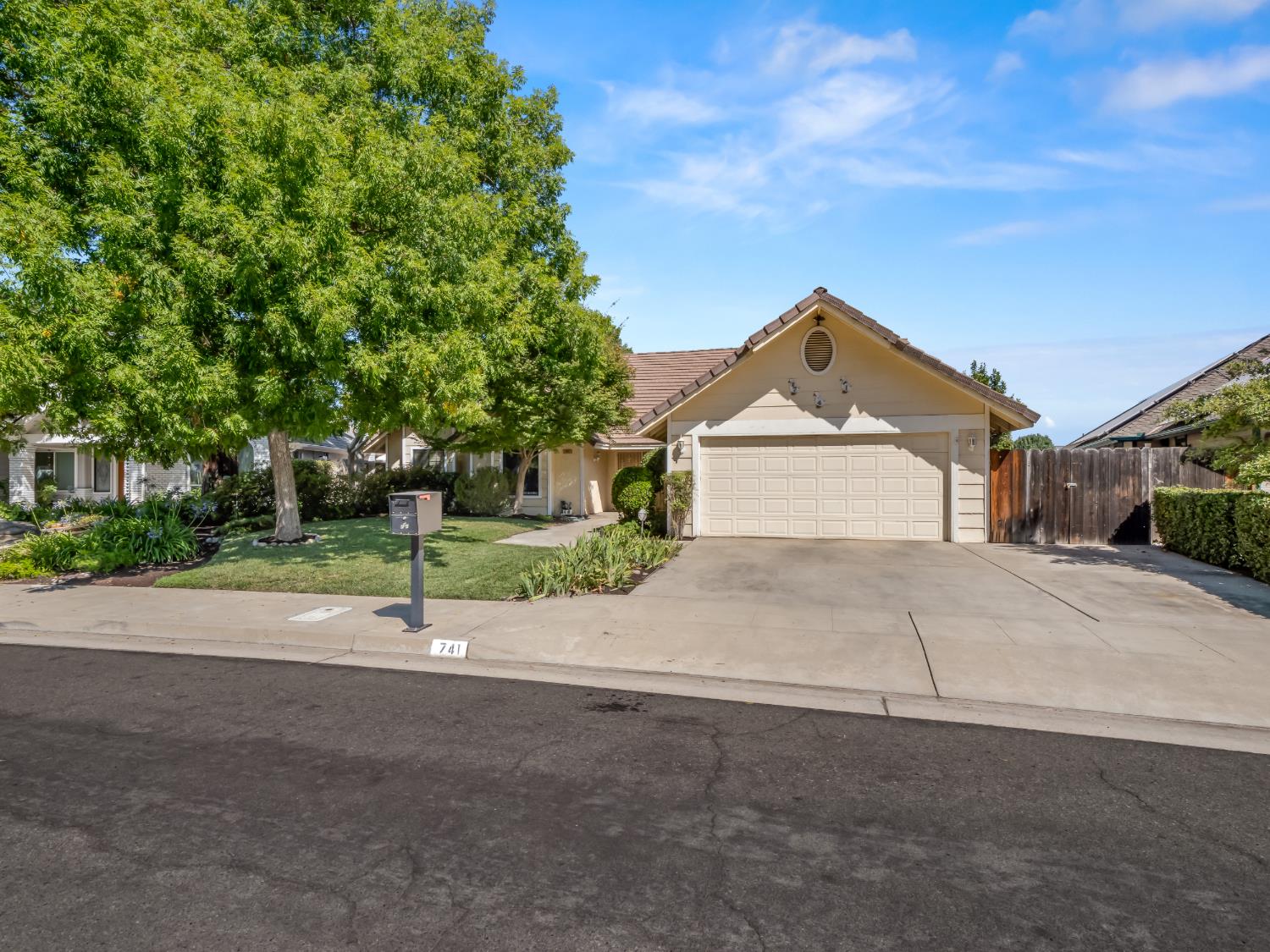 741 E Wood Duck Cir, Fresno, CA 93730