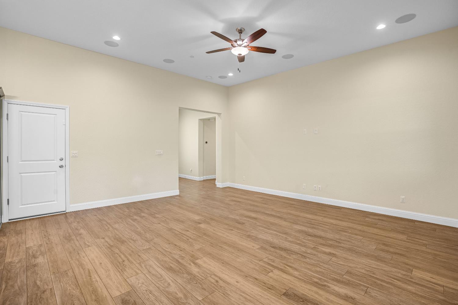 1807 Las Rosas Ave, Clovis, CA 93619