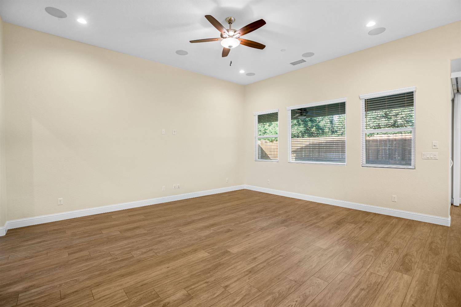 1807 Las Rosas Ave, Clovis, CA 93619