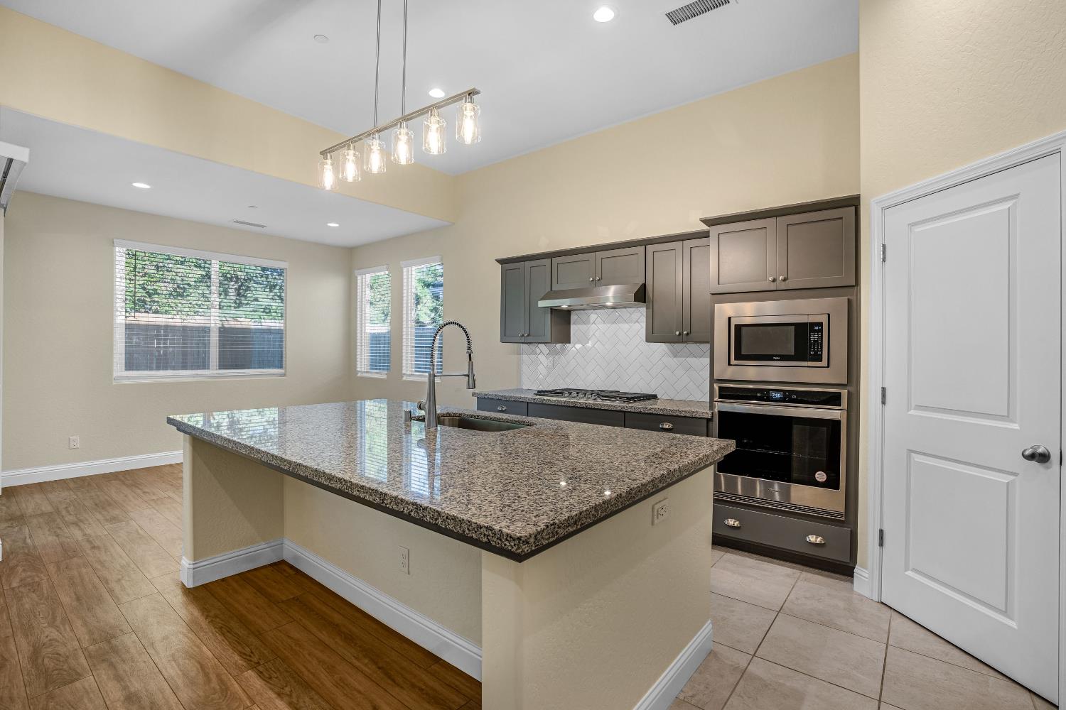 1807 Las Rosas Ave, Clovis, CA 93619