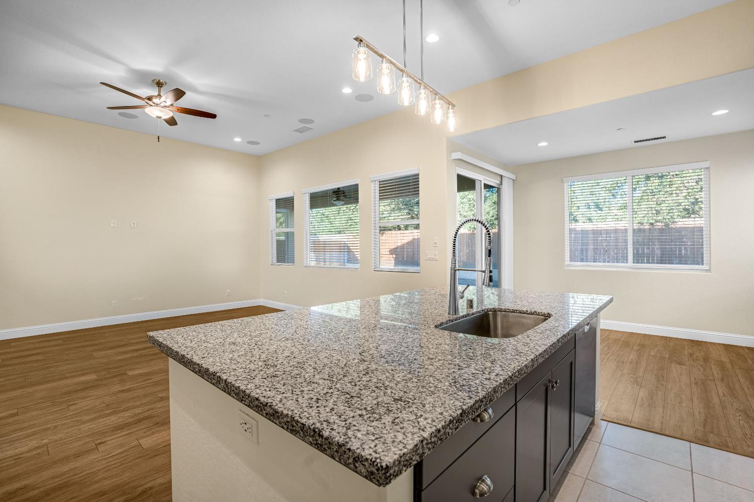 1807 Las Rosas Ave, Clovis, CA 93619
