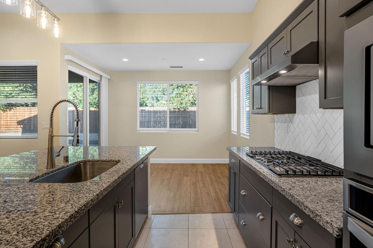1807 Las Rosas Ave, Clovis, CA 93619