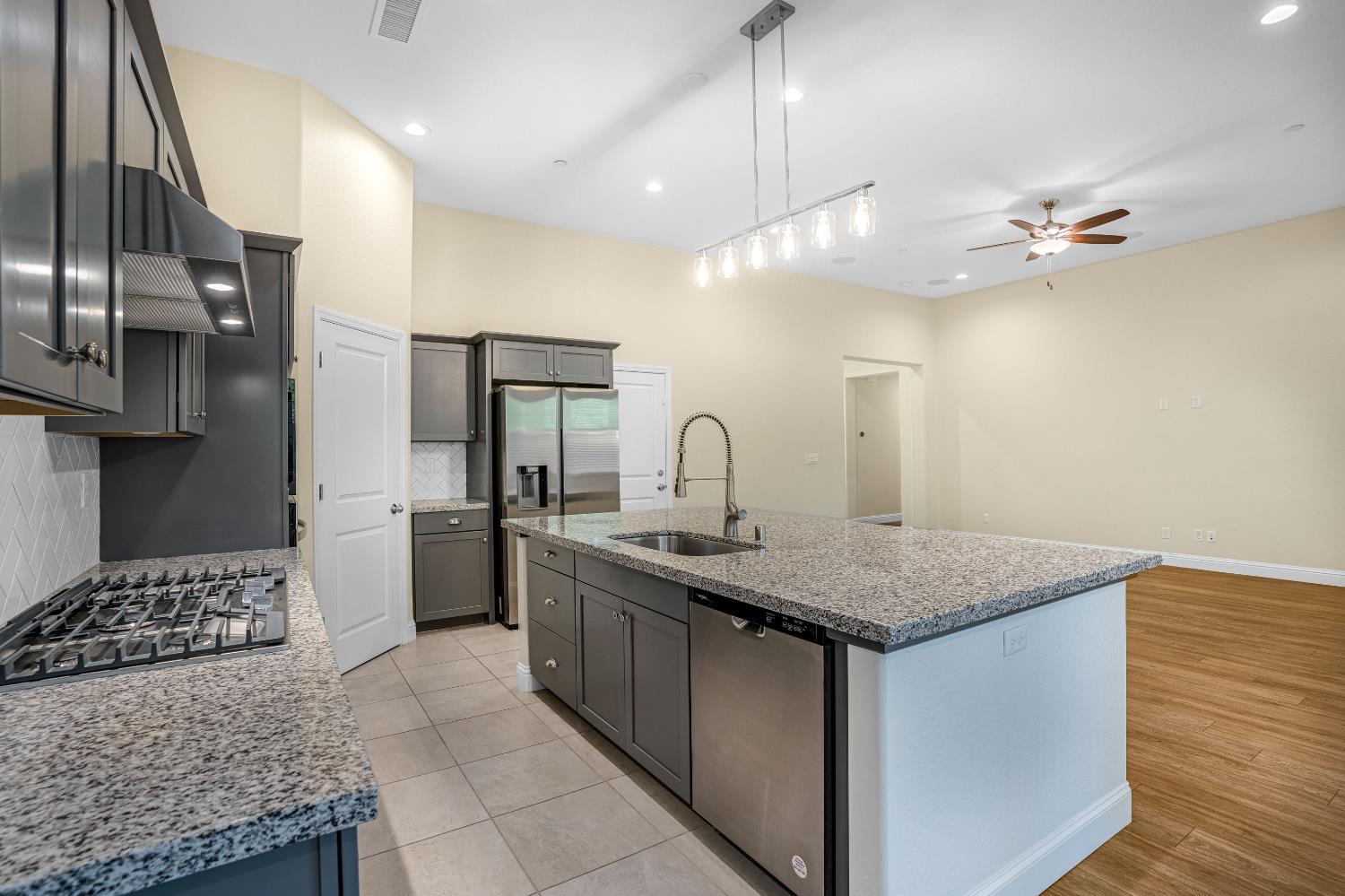 1807 Las Rosas Ave, Clovis, CA 93619