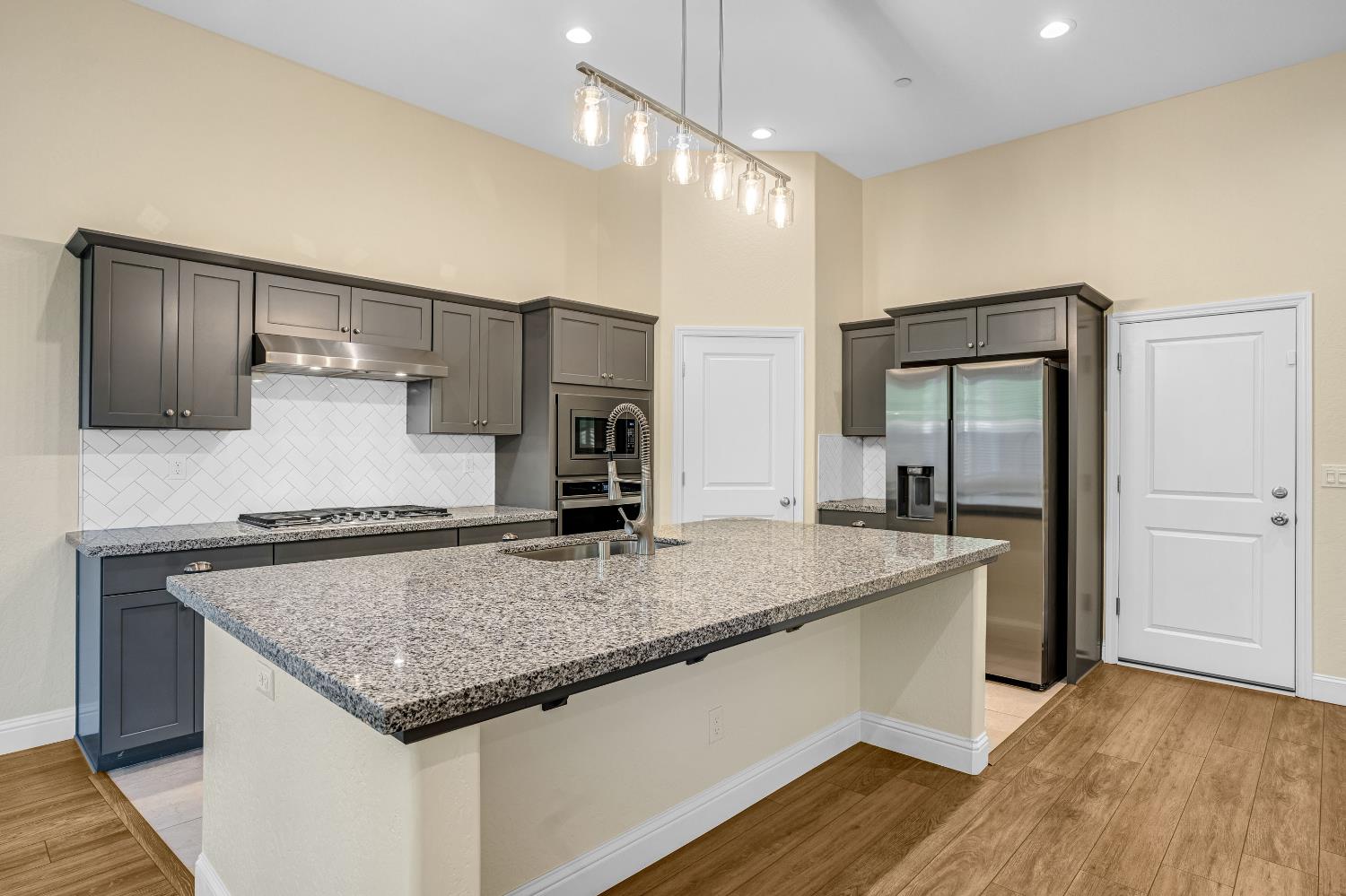1807 Las Rosas Ave, Clovis, CA 93619