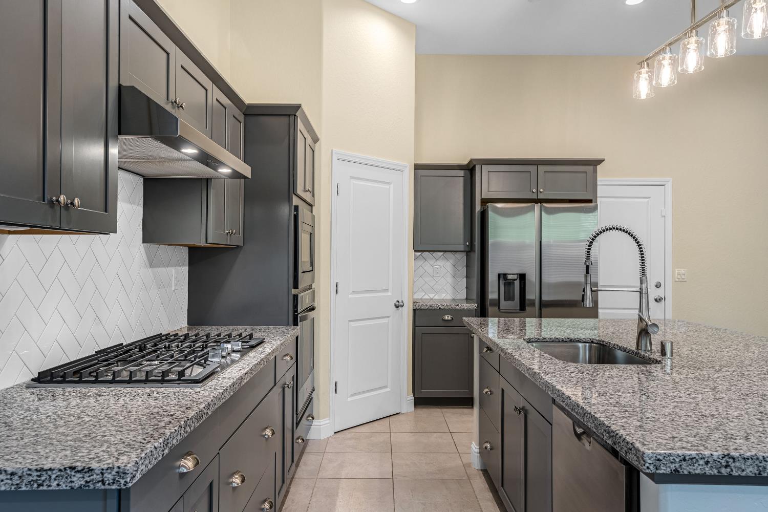 1807 Las Rosas Ave, Clovis, CA 93619