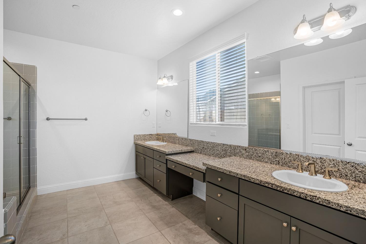 1807 Las Rosas Ave, Clovis, CA 93619