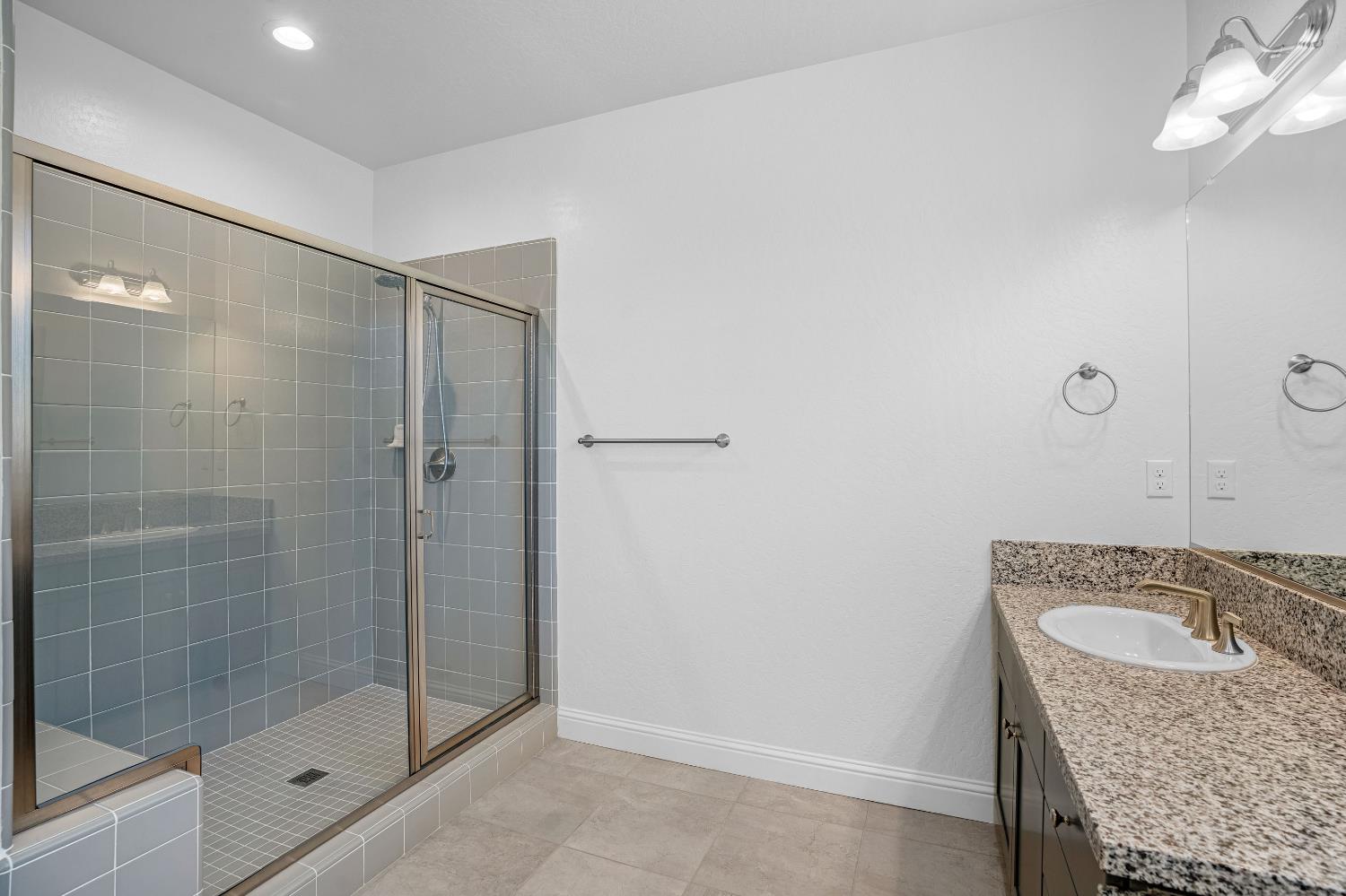 1807 Las Rosas Ave, Clovis, CA 93619