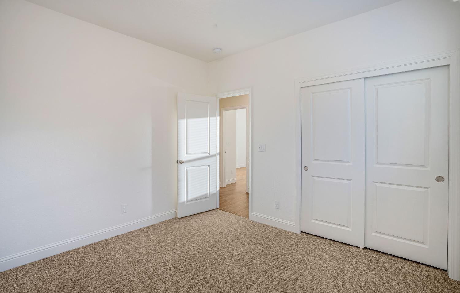 1807 Las Rosas Ave, Clovis, CA 93619
