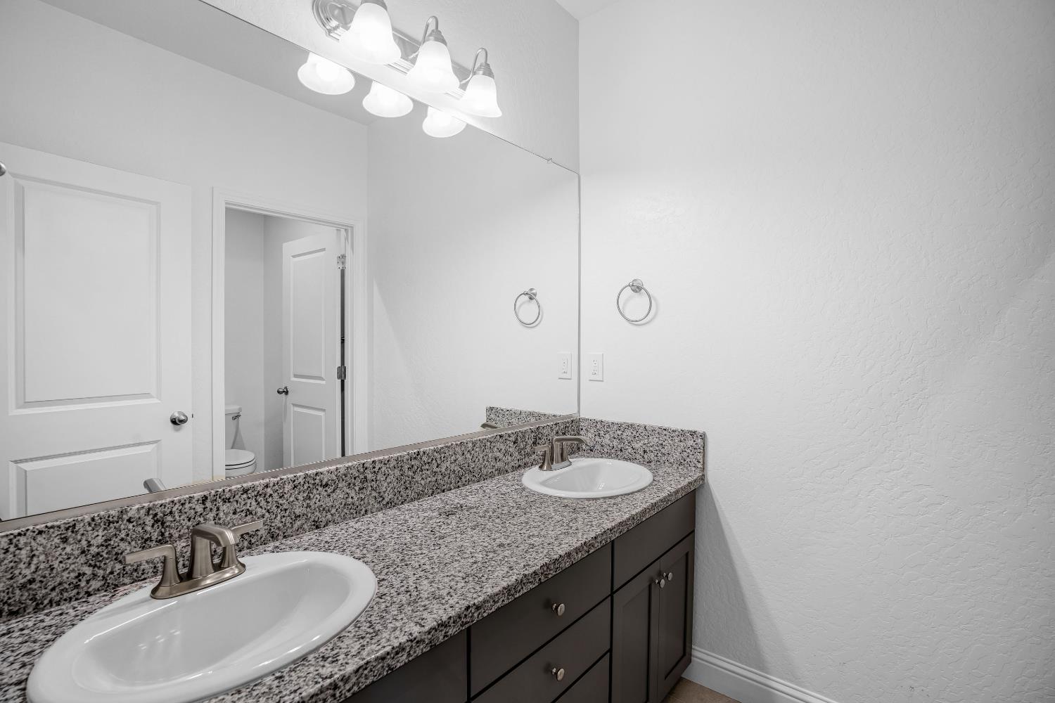 1807 Las Rosas Ave, Clovis, CA 93619