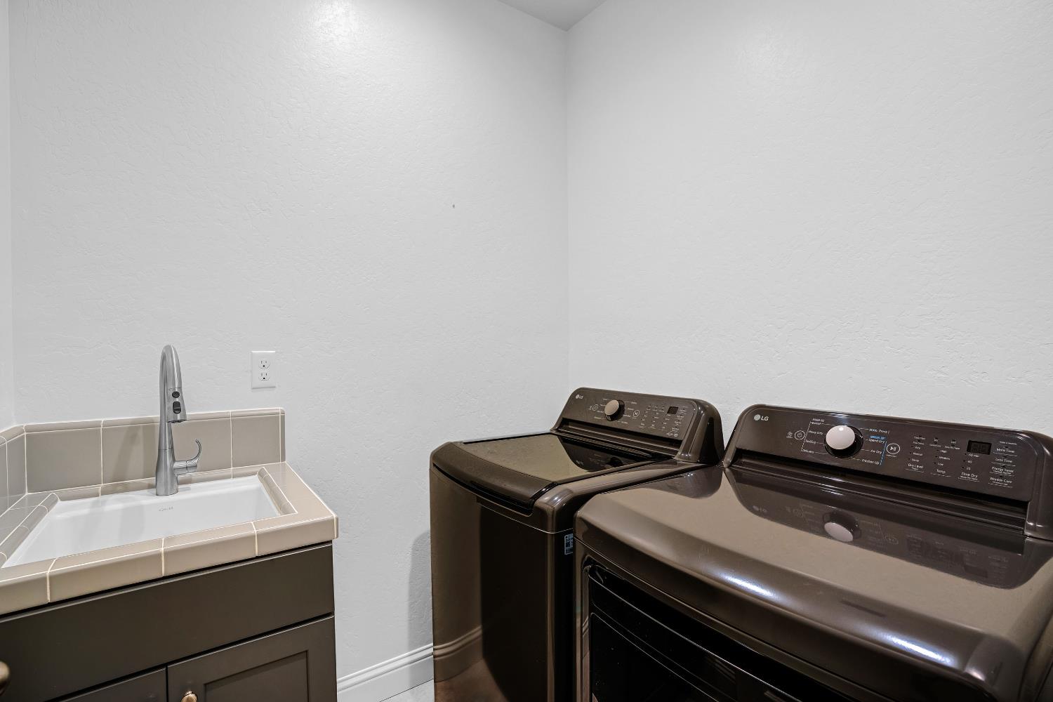 1807 Las Rosas Ave, Clovis, CA 93619