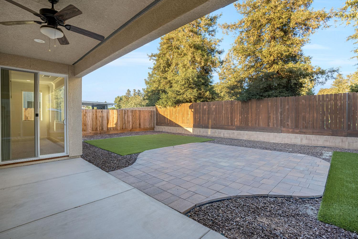1807 Las Rosas Ave, Clovis, CA 93619