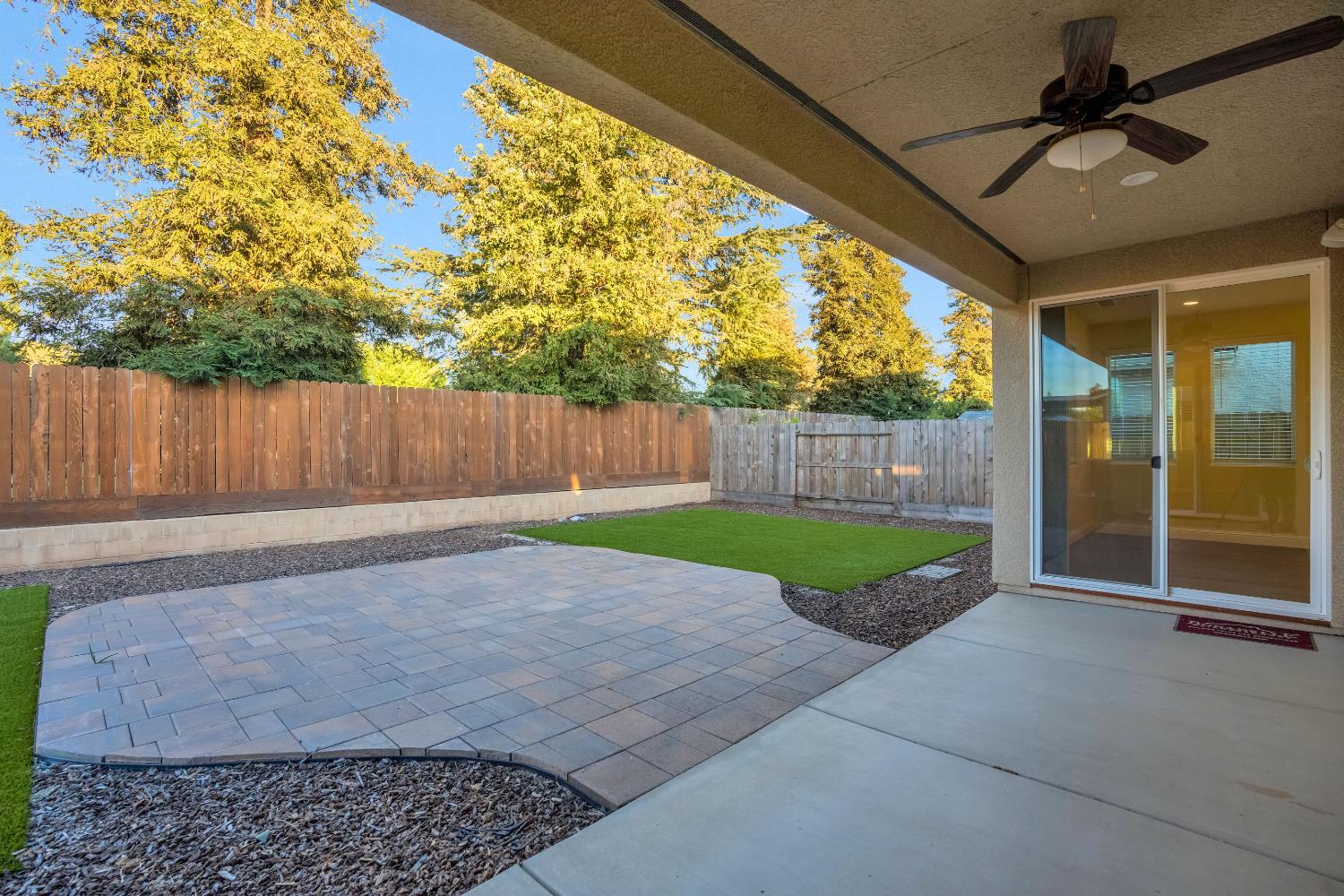 1807 Las Rosas Ave, Clovis, CA 93619