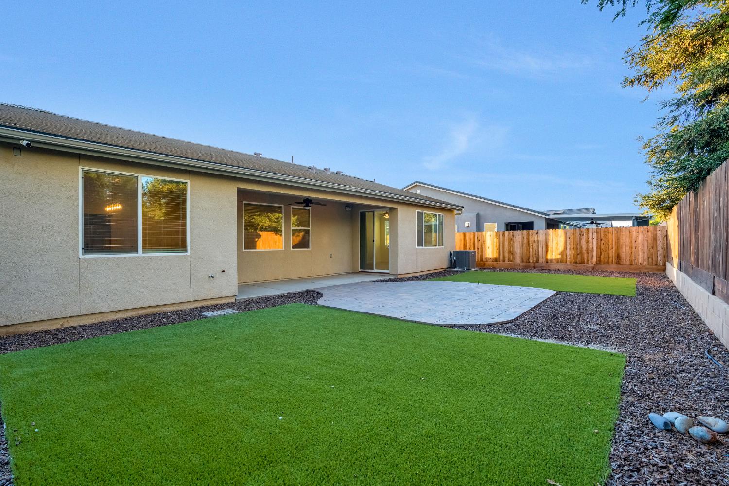 1807 Las Rosas Ave, Clovis, CA 93619