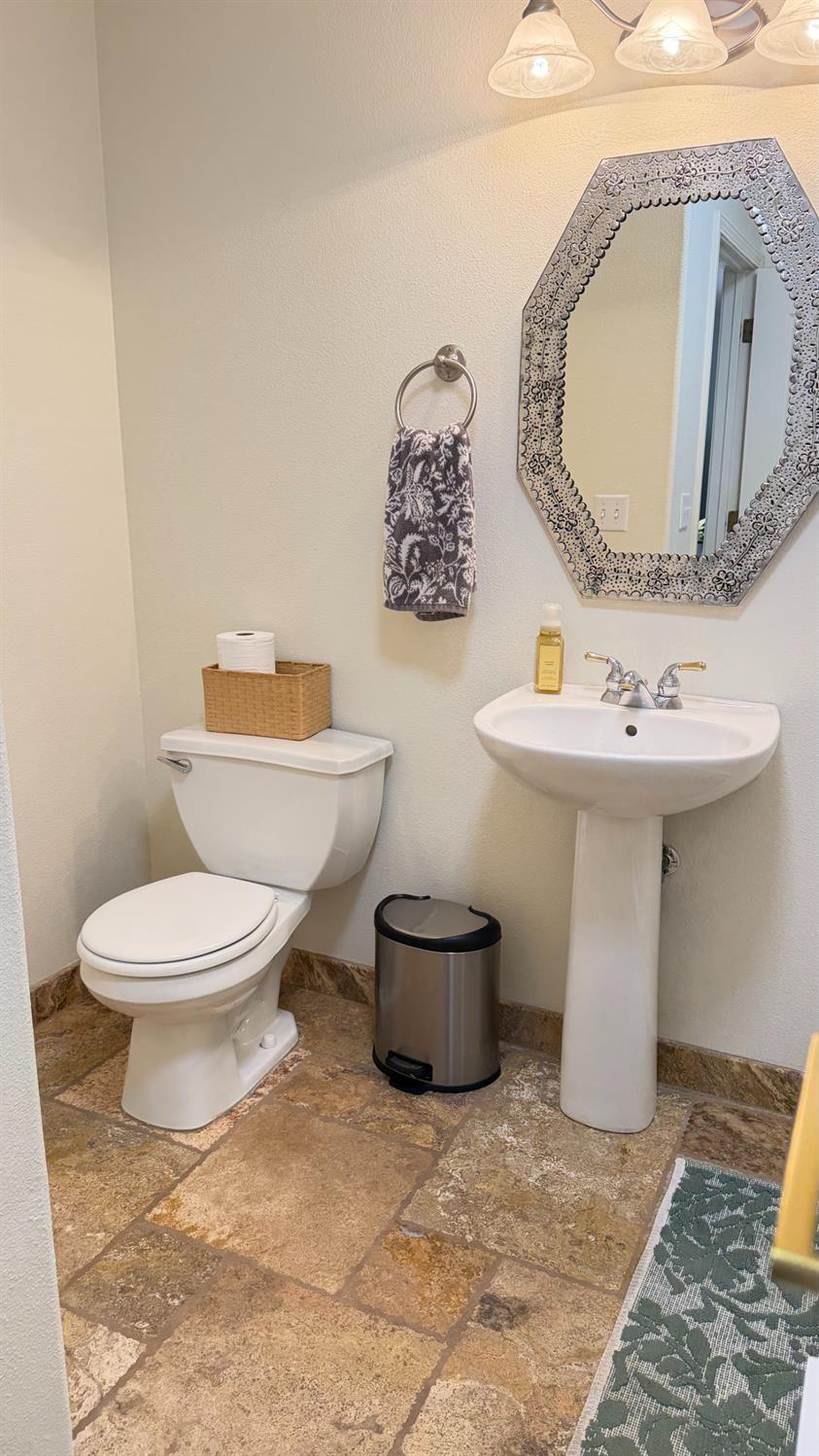 2061 E Ticonderoga Dr, Fresno, CA 93720