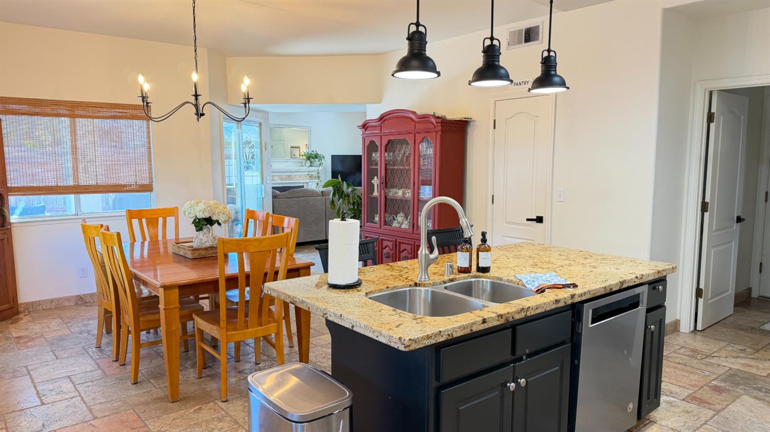 2061 E Ticonderoga Dr, Fresno, CA 93720