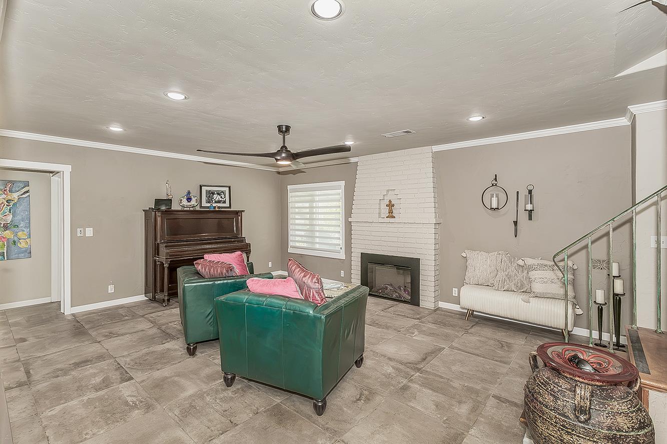 208 E Peralta Way, Fresno, CA 93704