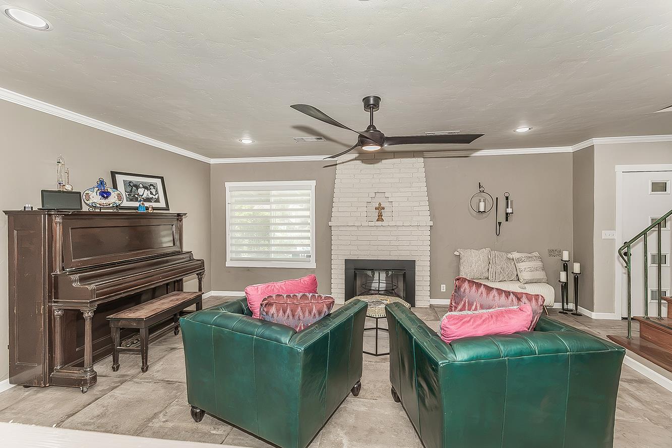 208 E Peralta Way, Fresno, CA 93704