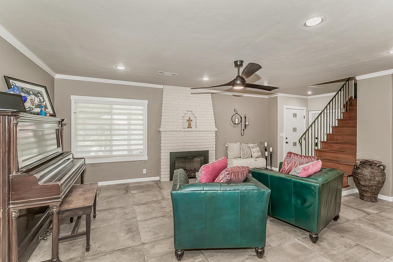 208 E Peralta Way, Fresno, CA 93704