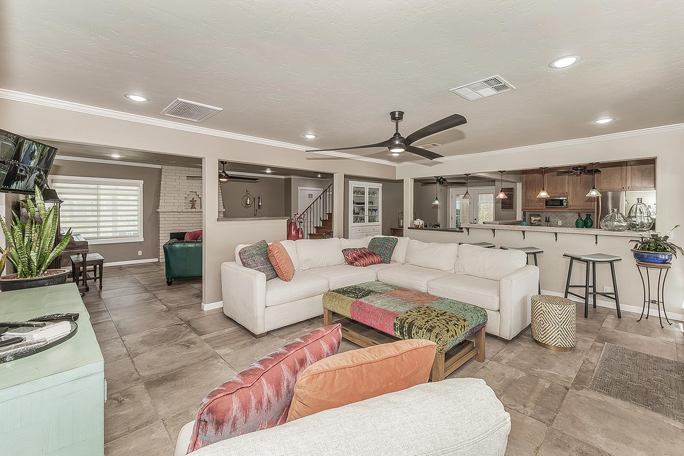 208 E Peralta Way, Fresno, CA 93704
