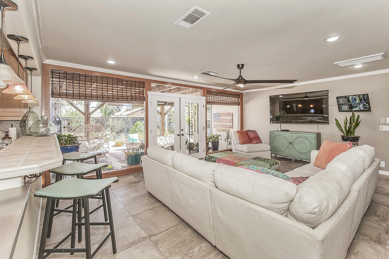 208 E Peralta Way, Fresno, CA 93704