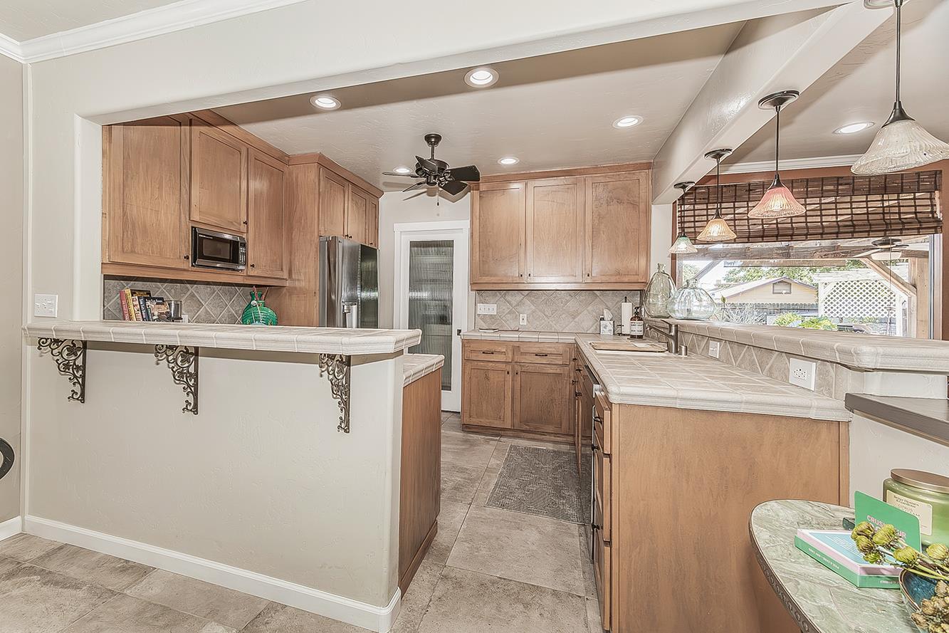 208 E Peralta Way, Fresno, CA 93704