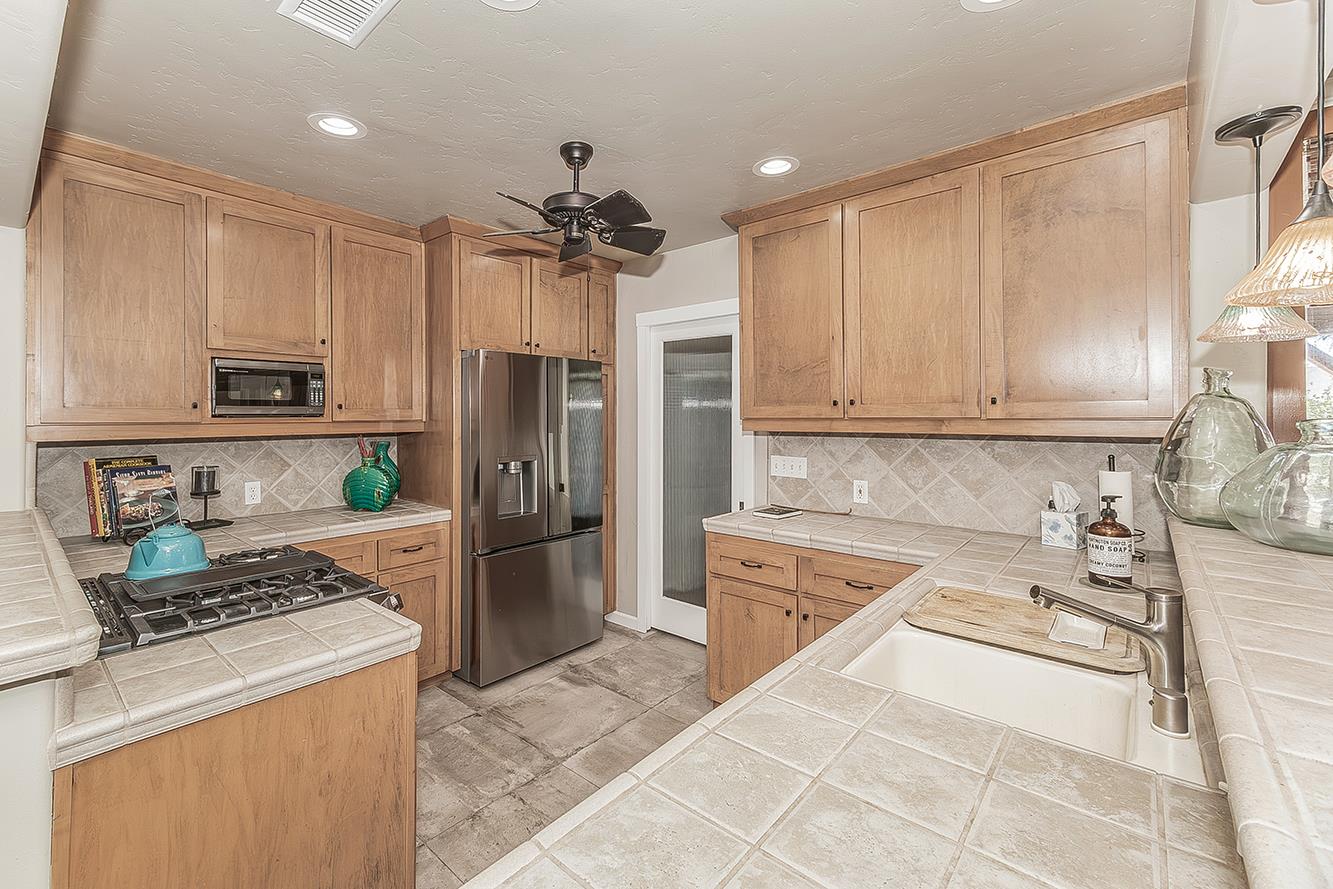 208 E Peralta Way, Fresno, CA 93704
