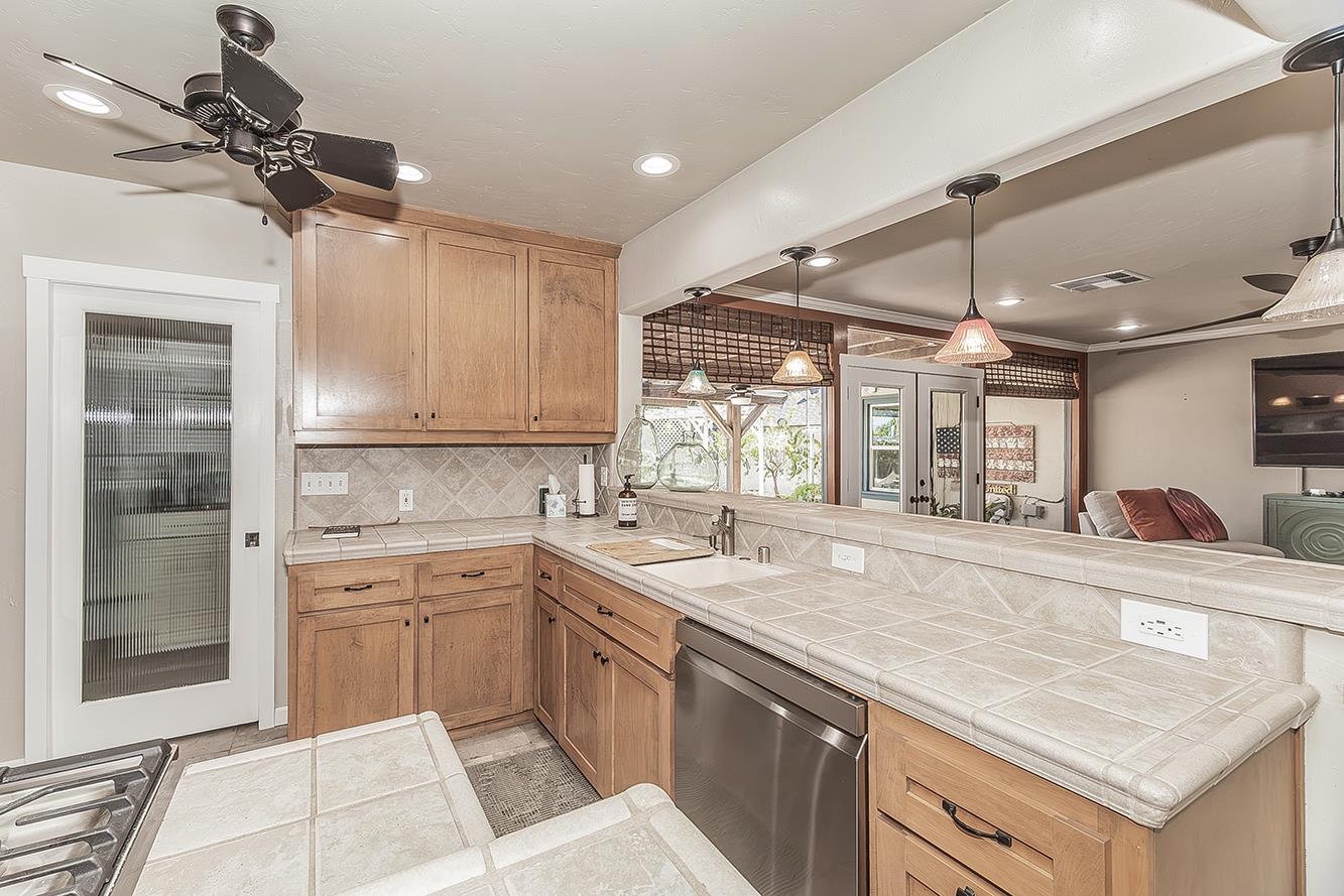 208 E Peralta Way, Fresno, CA 93704