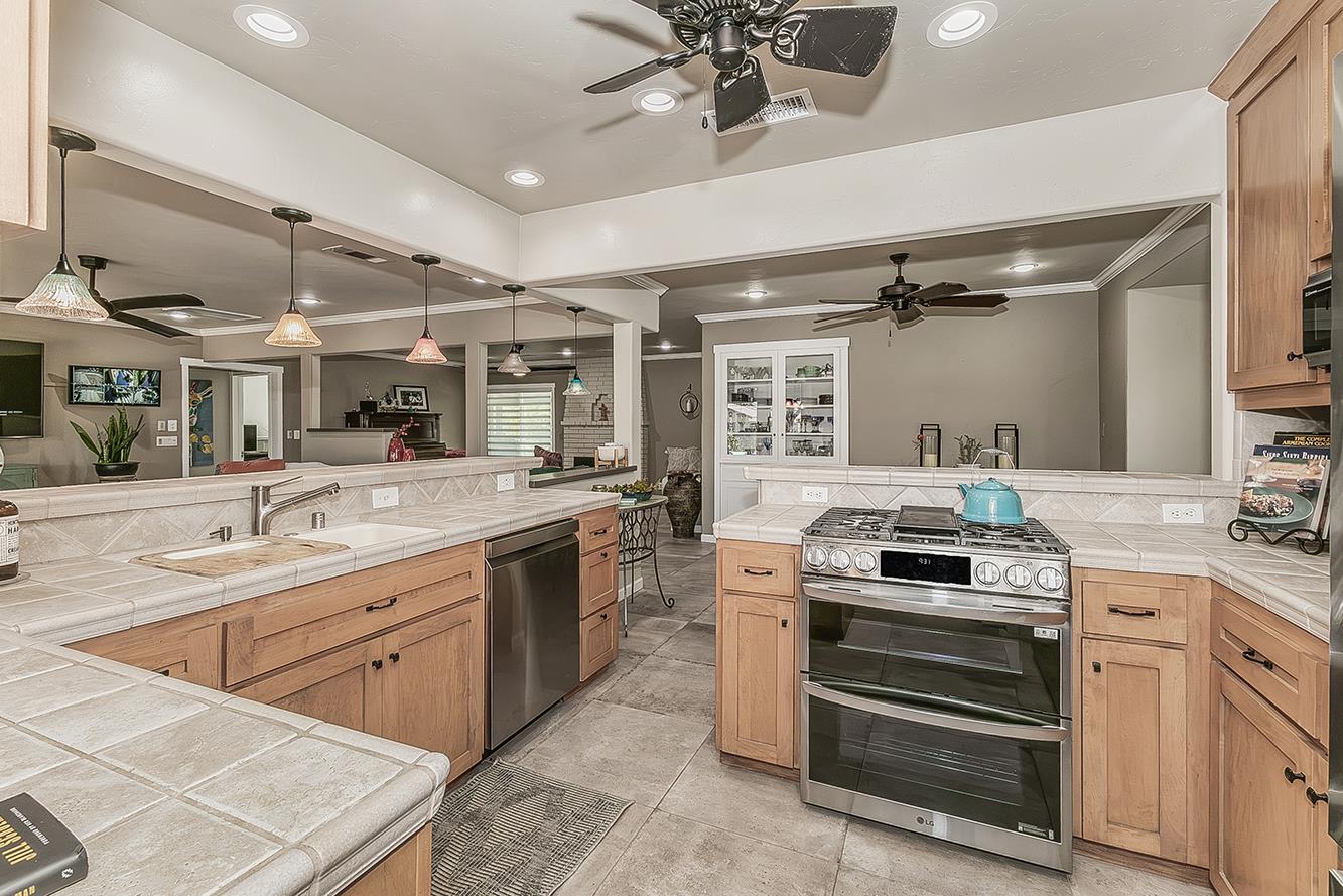 208 E Peralta Way, Fresno, CA 93704