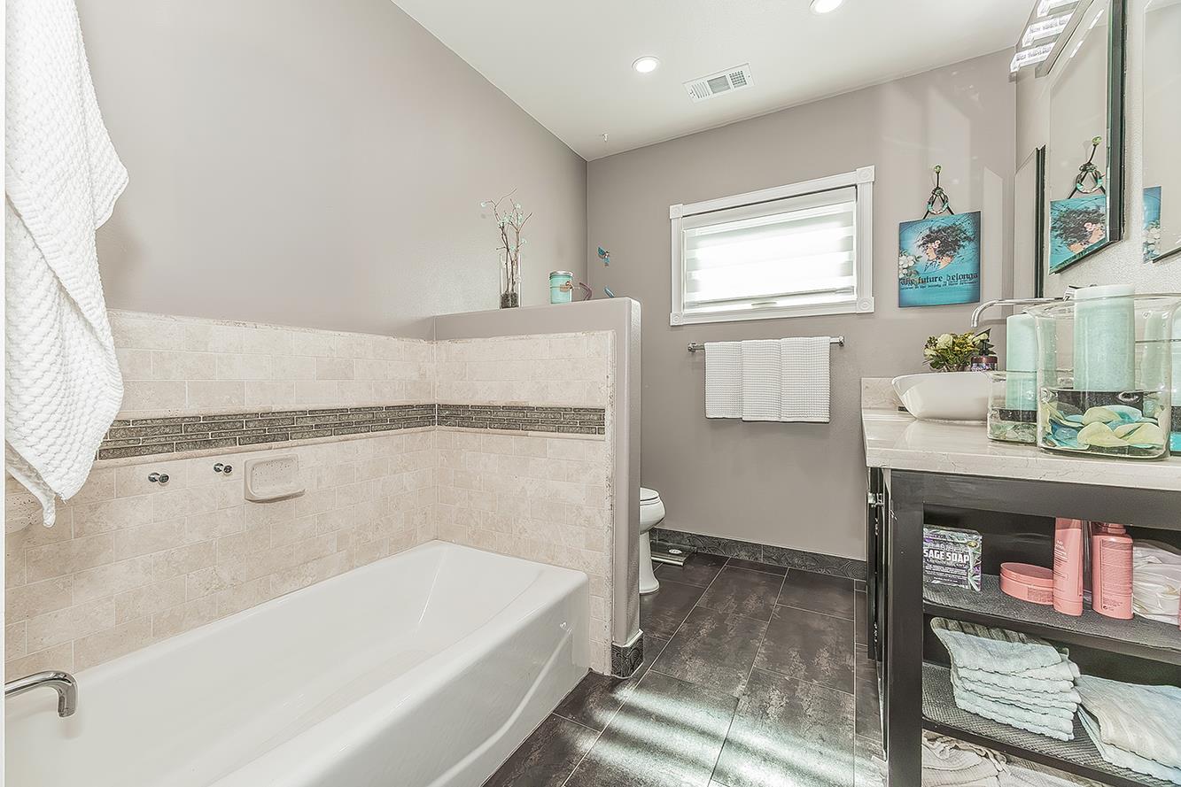 208 E Peralta Way, Fresno, CA 93704